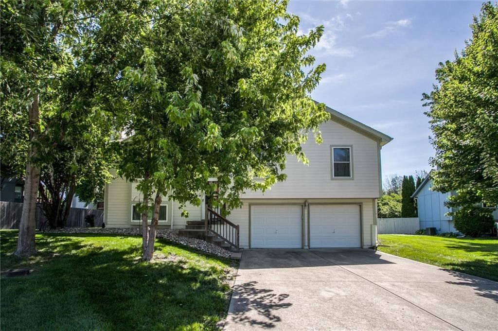 305 Pinetree Drive — photo 2