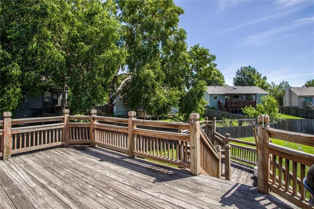 305 Pinetree Drive — photo 23
