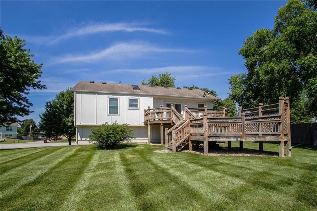 305 Pinetree Drive — photo 24
