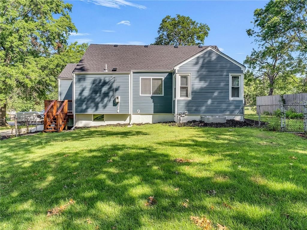 2421 NE Vivion Road — photo 9