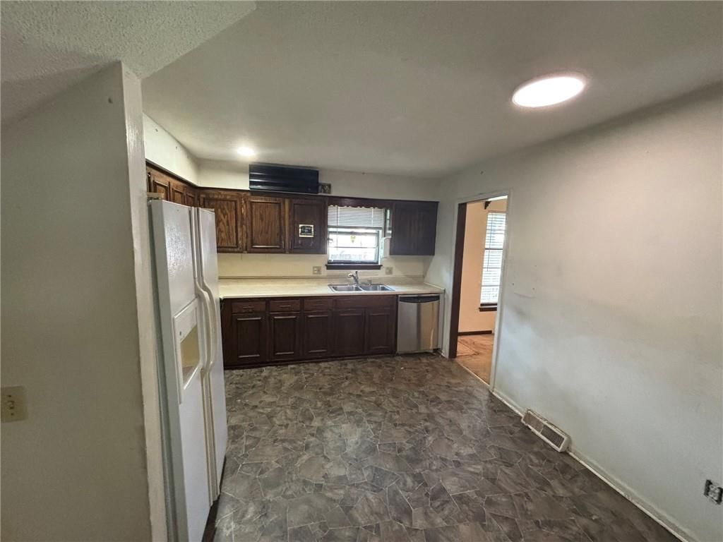 801 E Northview Street — photo 4