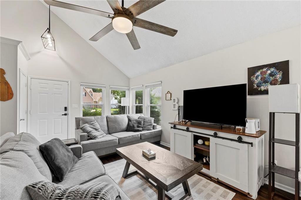 Photo 5 of 29 - 620 Silver Hill Drive, Bonner Springs, KS 66012