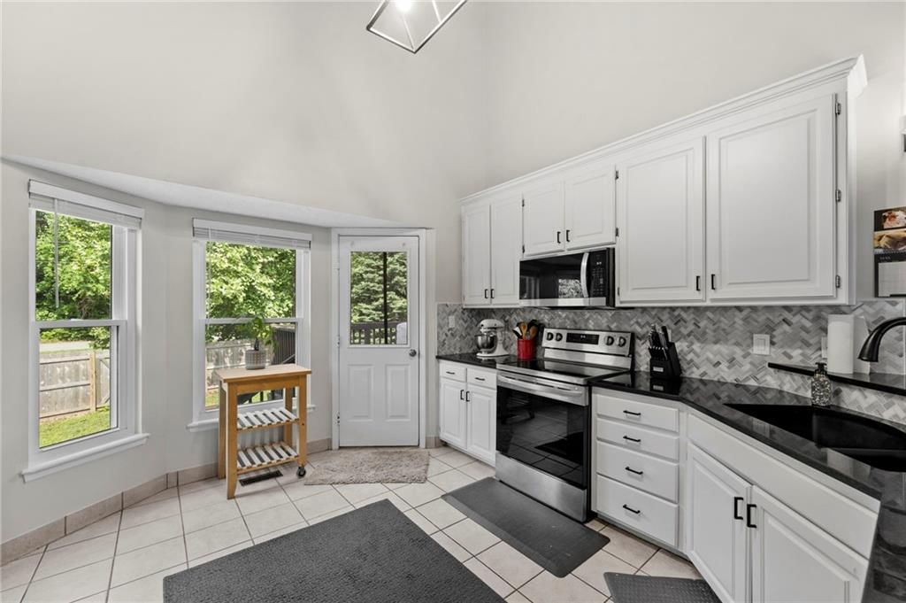 Photo 12 of 29 - 620 Silver Hill Drive, Bonner Springs, KS 66012
