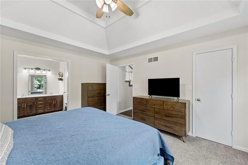 Photo 16 of 29 - 620 Silver Hill Drive, Bonner Springs, KS 66012