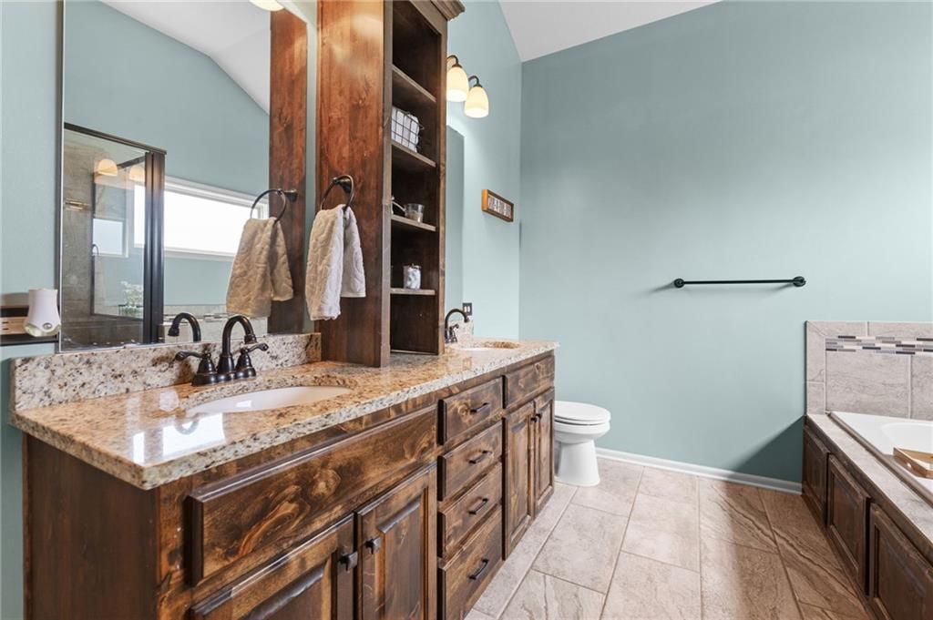 115 E Maple Street — photo 9