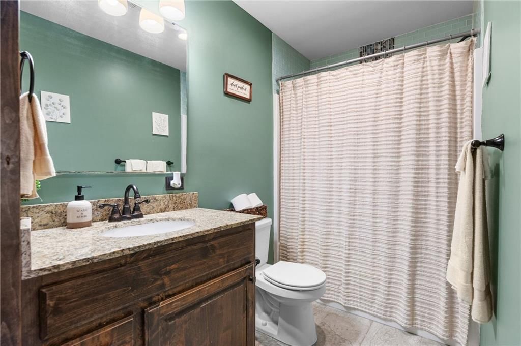 115 E Maple Street — photo 17