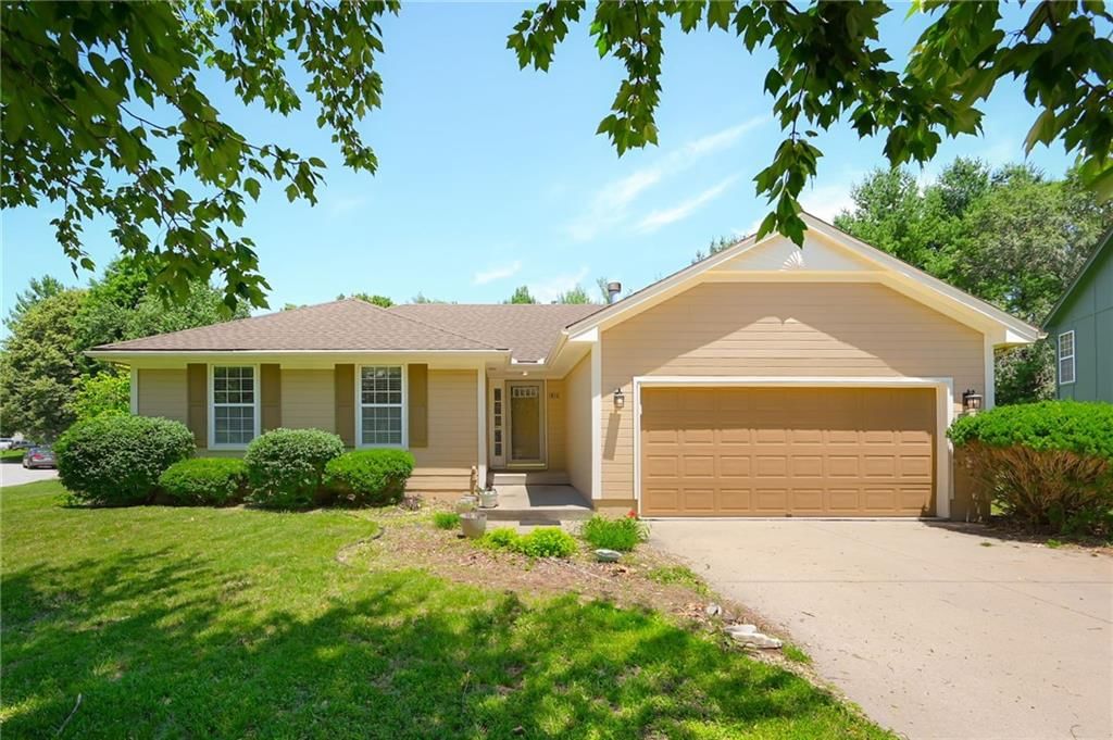 1810 NW Harbor Court — photo 2