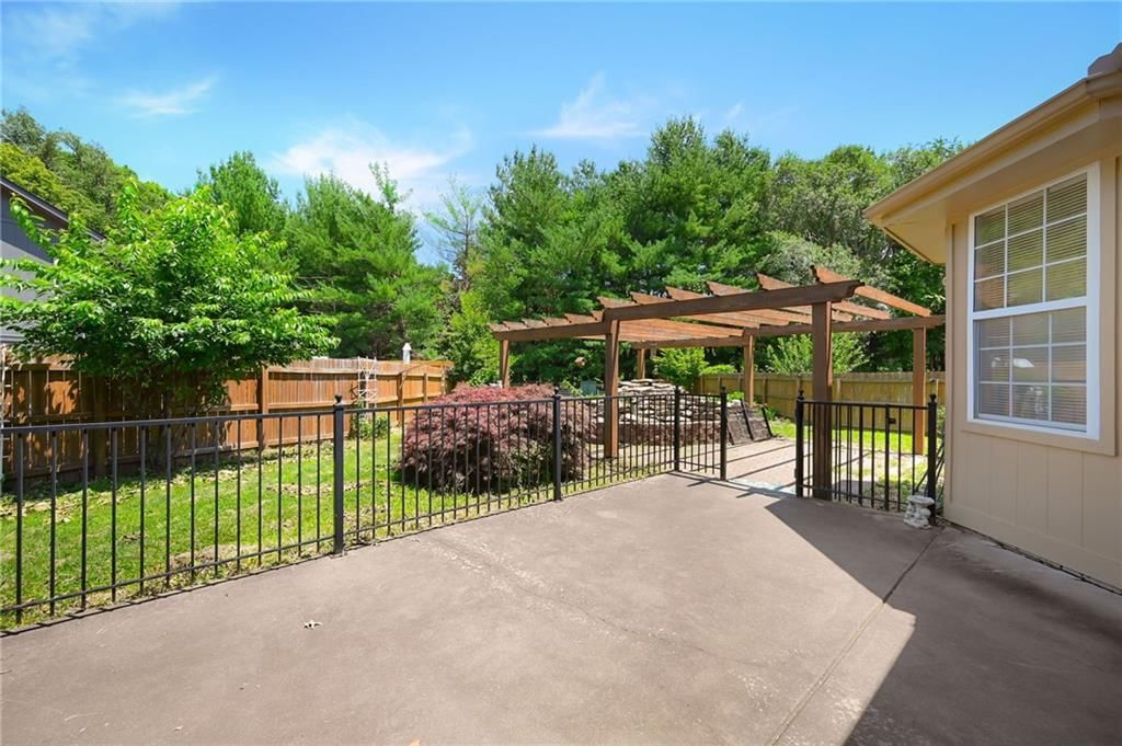 1810 NW Harbor Court — photo 3