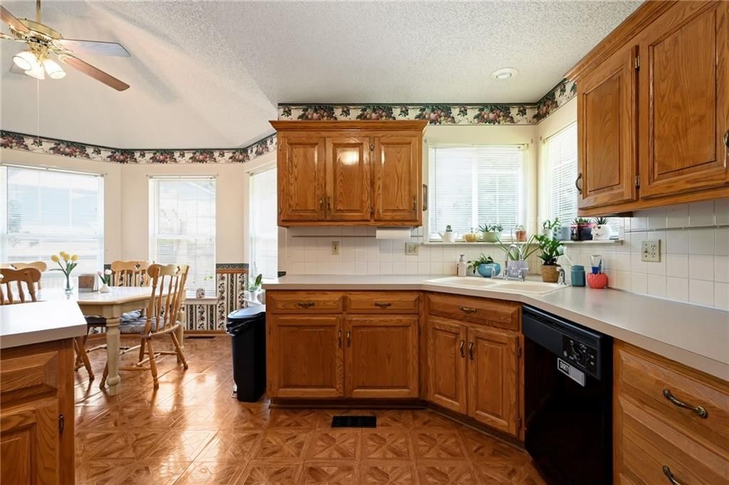 1810 NW Harbor Court — photo 12