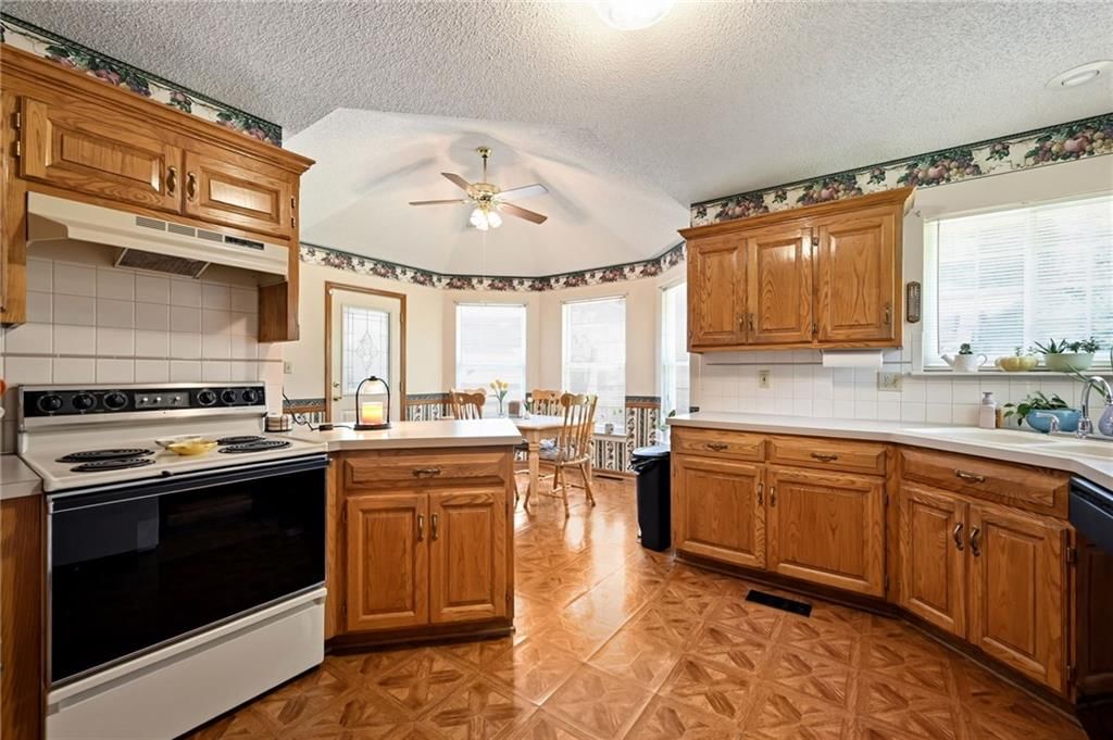 1810 NW Harbor Court — photo 13
