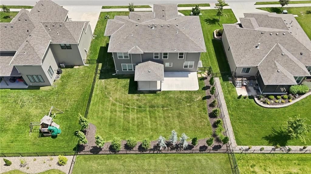 318 NW Ambersham Drive — photo 2