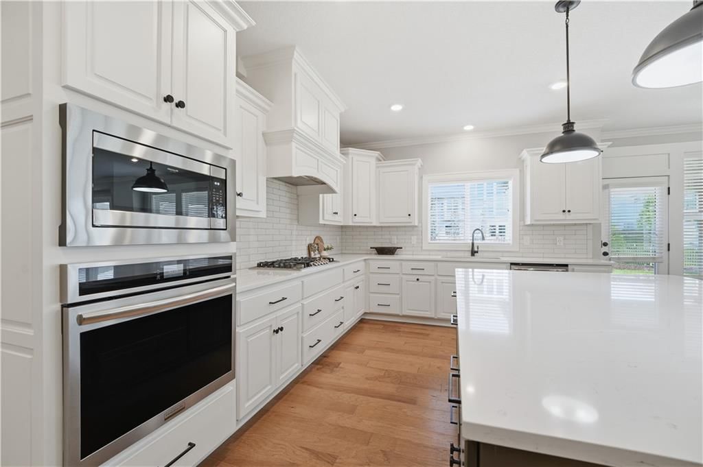 318 NW Ambersham Drive — photo 9