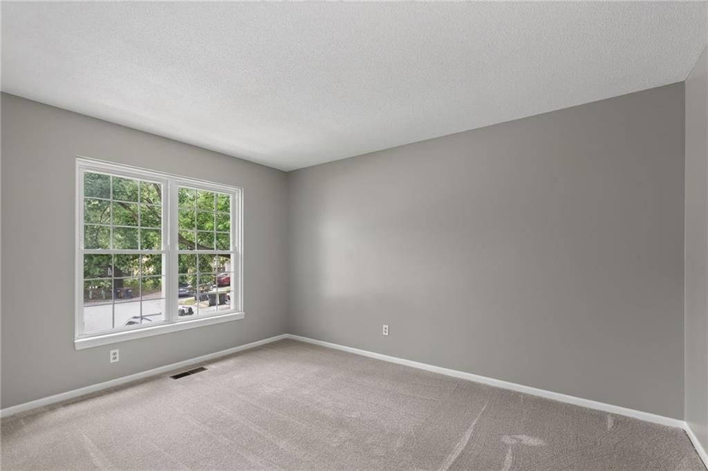 5924 NW Creekview Drive — photo 4
