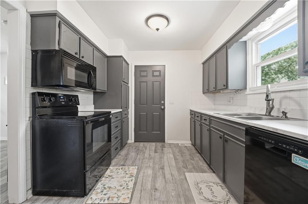 3916 Queen Ridge Drive — photo 6