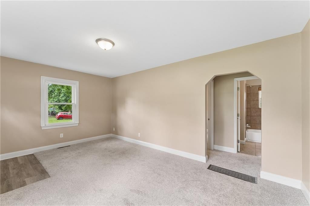 2811 S Northern Boulevard — photo 8