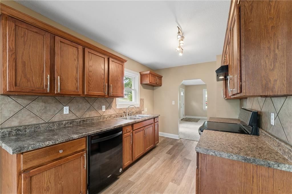 2811 S Northern Boulevard — photo 12