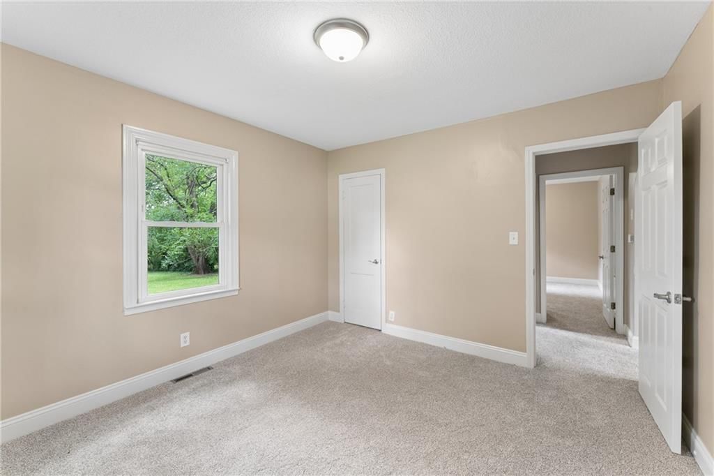 2811 S Northern Boulevard — photo 23