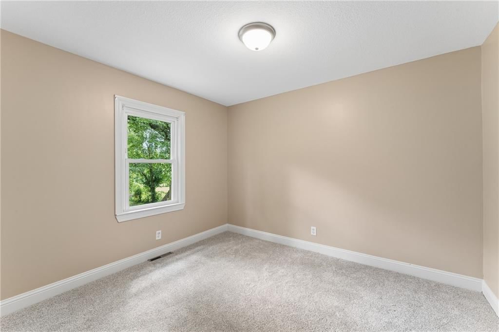 2811 S Northern Boulevard — photo 25