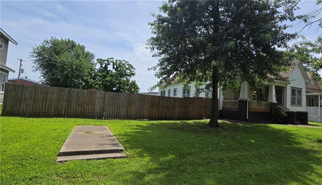 906 N Pine Street — photo 4