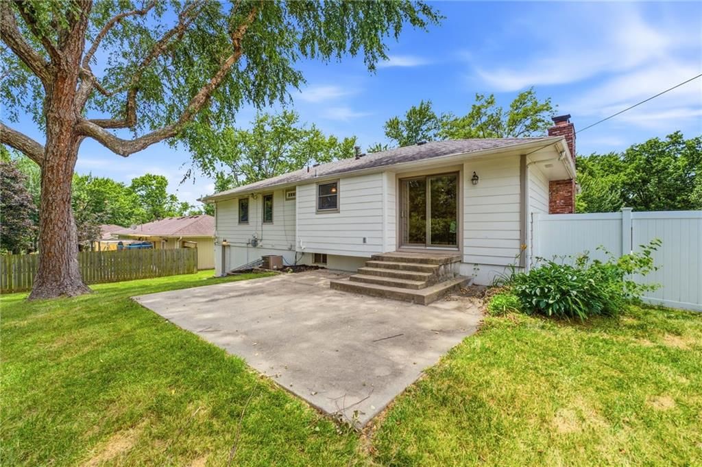 305 SW Marion Lane — photo 2