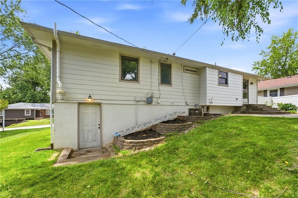 305 SW Marion Lane — photo 3