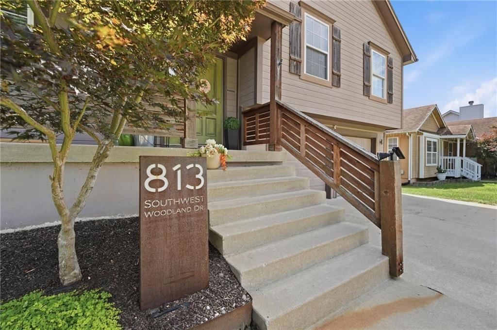 813 SW WOODLAND Drive — photo 2