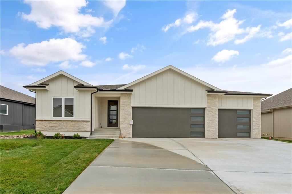 4073 NE Chapel Manor Drive — photo 1