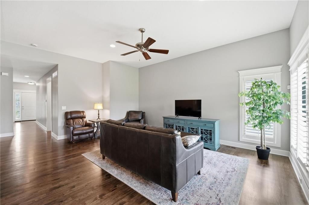 Photo 6 of 51 - 9402 N Bradford Avenue, Kansas City, MO 64154