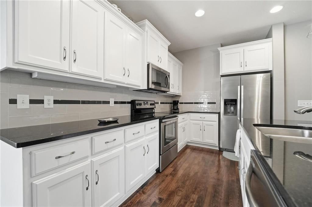 Photo 8 of 51 - 9402 N Bradford Avenue, Kansas City, MO 64154