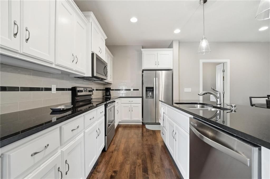 Photo 10 of 51 - 9402 N Bradford Avenue, Kansas City, MO 64154