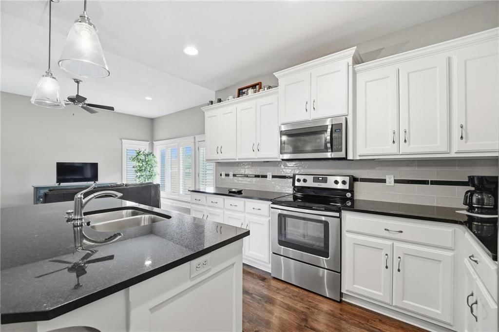 Photo 12 of 51 - 9402 N Bradford Avenue, Kansas City, MO 64154