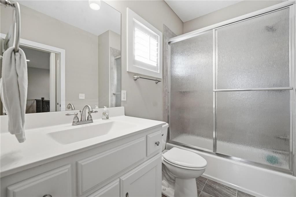 Photo 19 of 51 - 9402 N Bradford Avenue, Kansas City, MO 64154