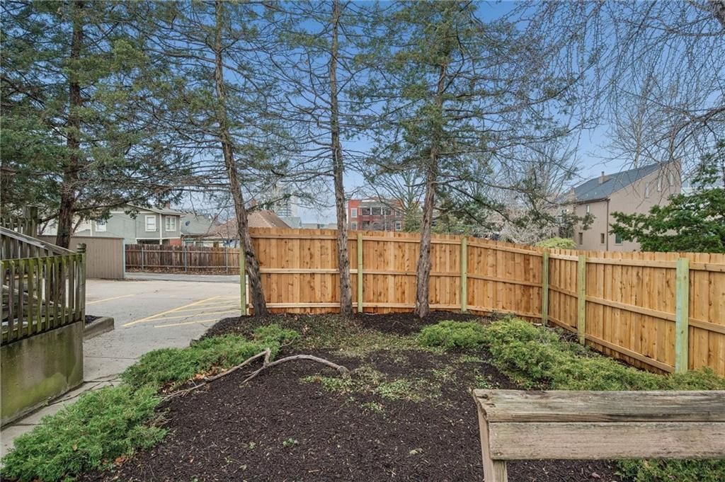 2516 Charlotte Street — photo 27