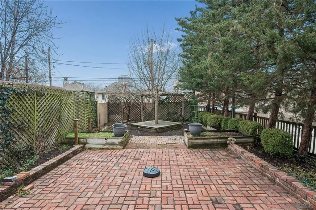 2522 Charlotte Street — photo 37