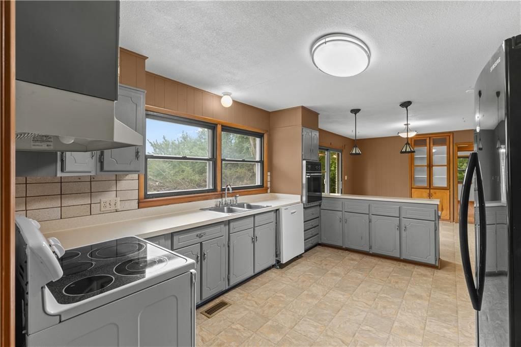 Photo 6 of 21 - 17029 Springdale Road, Leavenworth, KS 66048