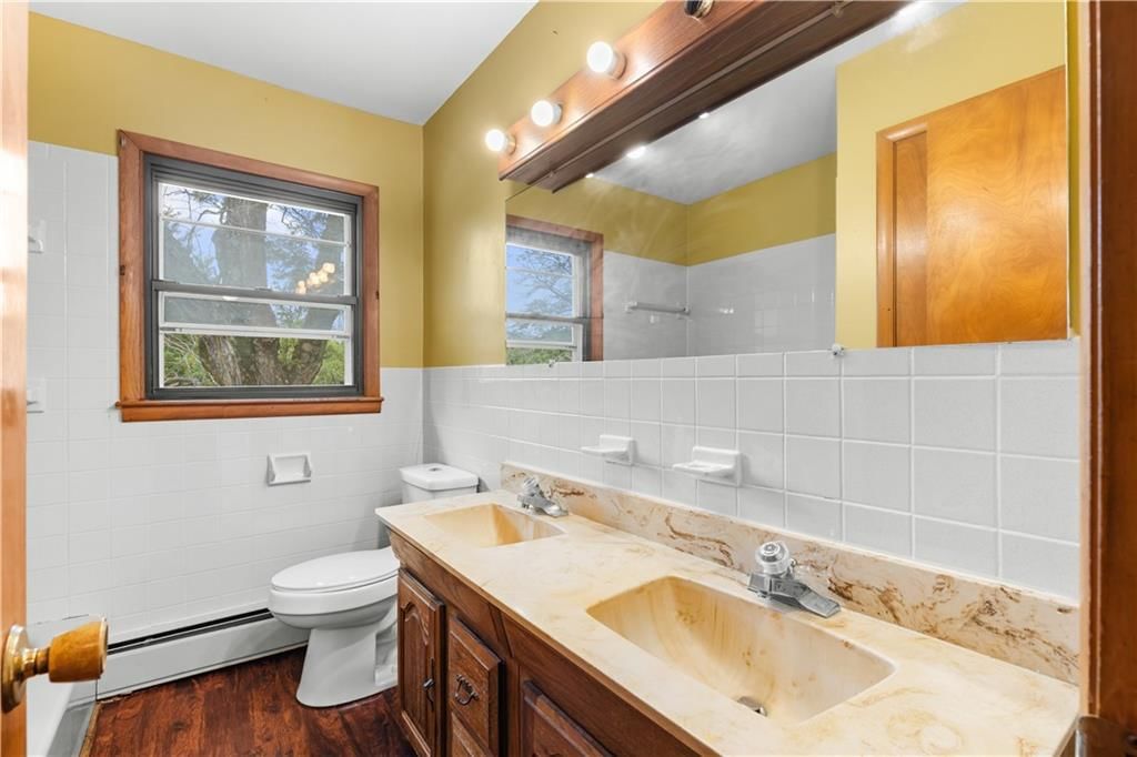 Double vanity at 17029 Springdale Road, Leavenworth, KS 66048
