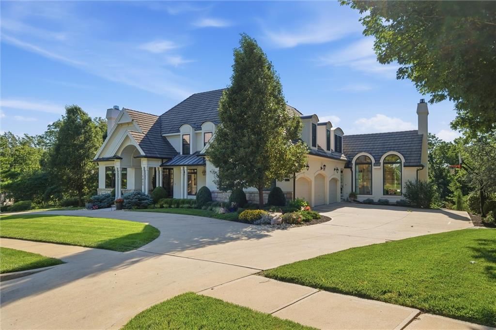 Photo 6 of 98 - 1425 Woodbury Drive, Liberty, MO 64068