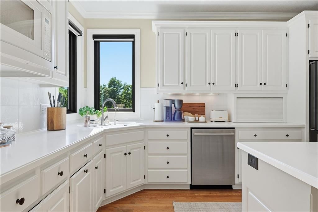 Photo 22 of 98 - 1425 Woodbury Drive, Liberty, MO 64068