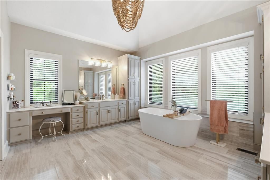Photo 35 of 98 - 1425 Woodbury Drive, Liberty, MO 64068