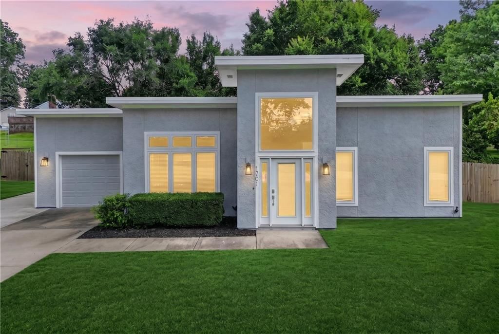 1701 NE Cookingham Drive — photo 2