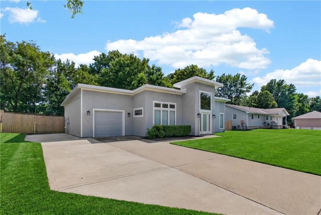 1701 NE Cookingham Drive — photo 3