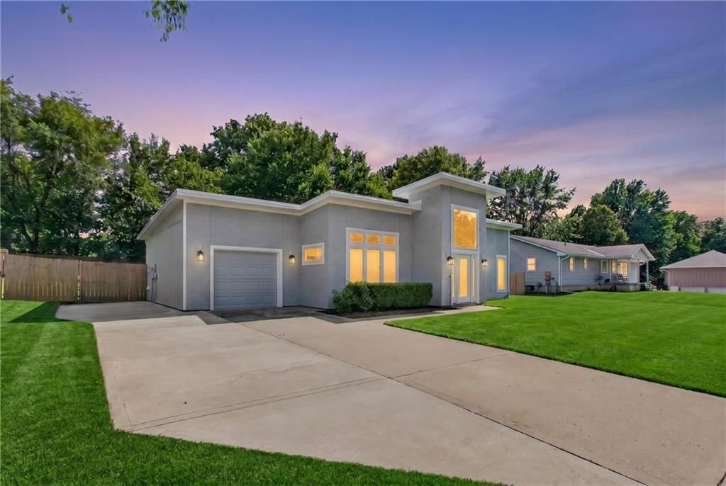 1701 NE Cookingham Drive — photo 4