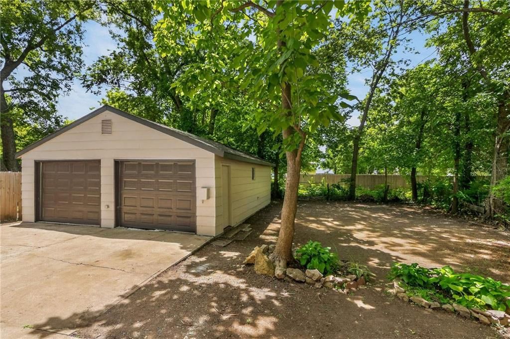 313 W Poplar Street — photo 5