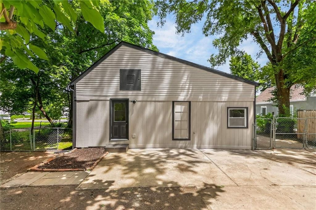 313 W Poplar Street — photo 8
