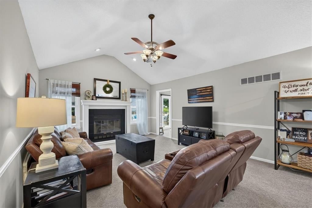 207 NE Bridge Place — photo 7