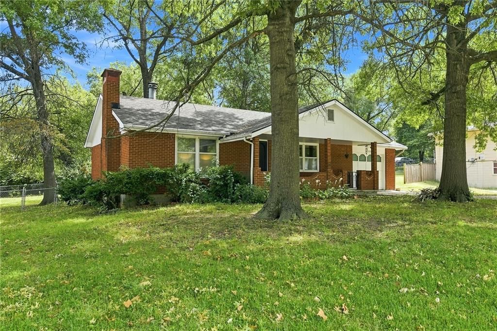 Photo 2 of 27 - 2509 10th Avenue, Leavenworth, KS 66048