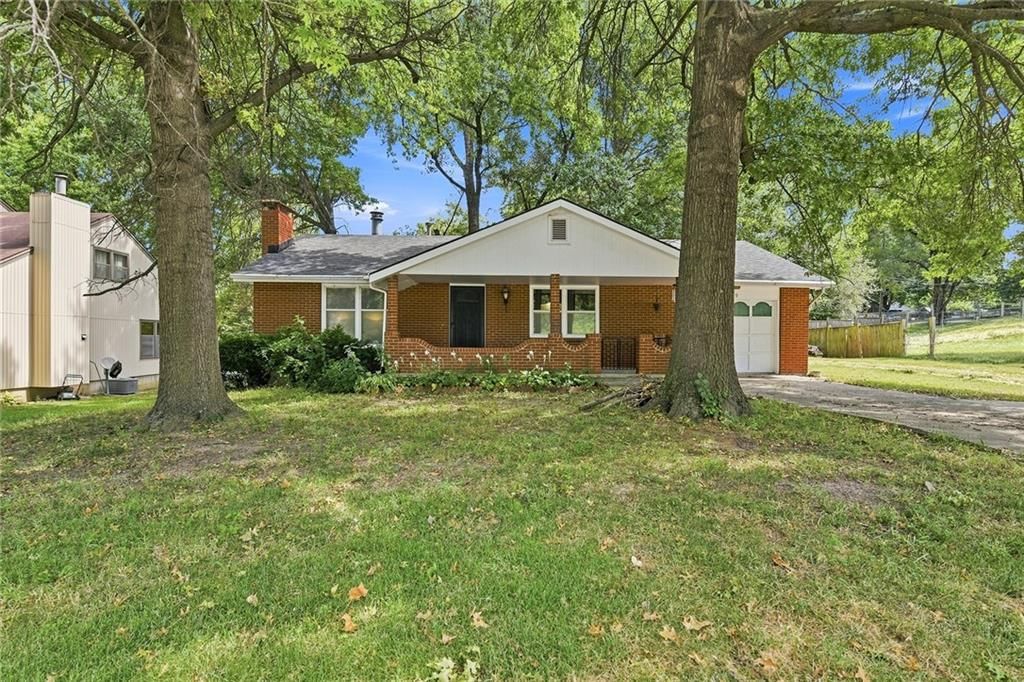 Photo 3 of 27 - 2509 10th Avenue, Leavenworth, KS 66048