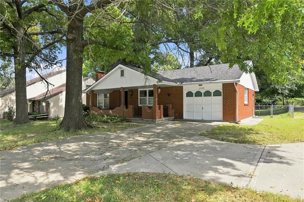 Photo 4 of 27 - 2509 10th Avenue, Leavenworth, KS 66048