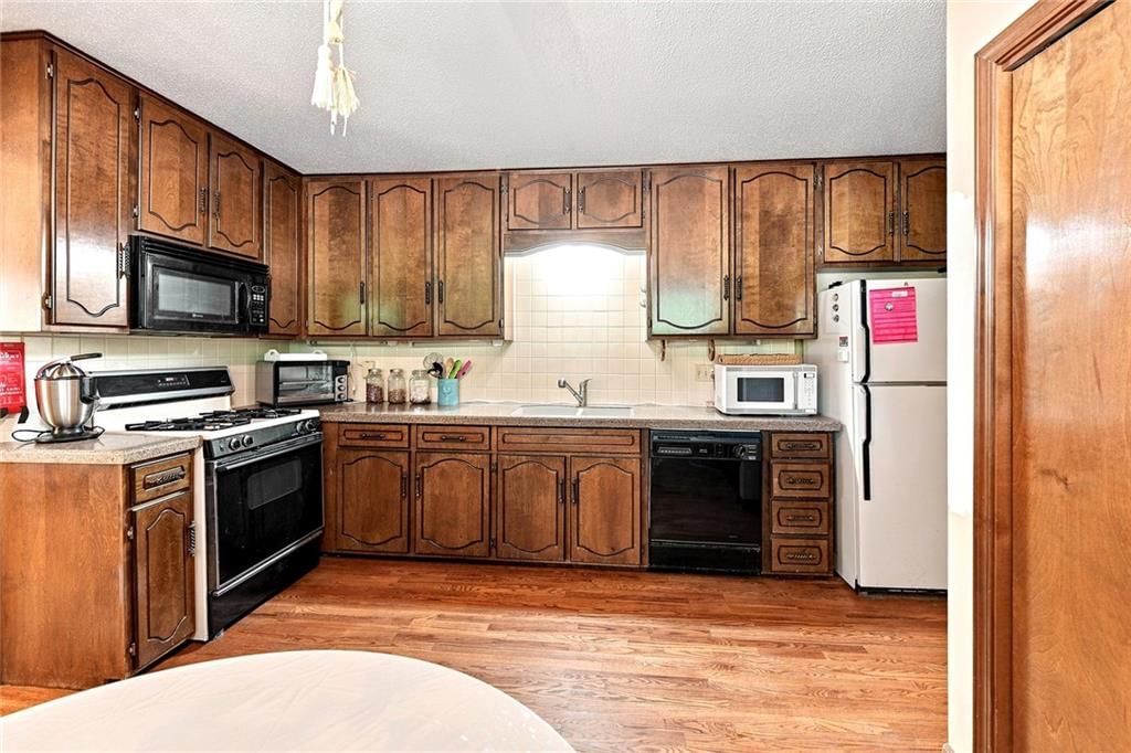 Photo 14 of 27 - 2509 10th Avenue, Leavenworth, KS 66048
