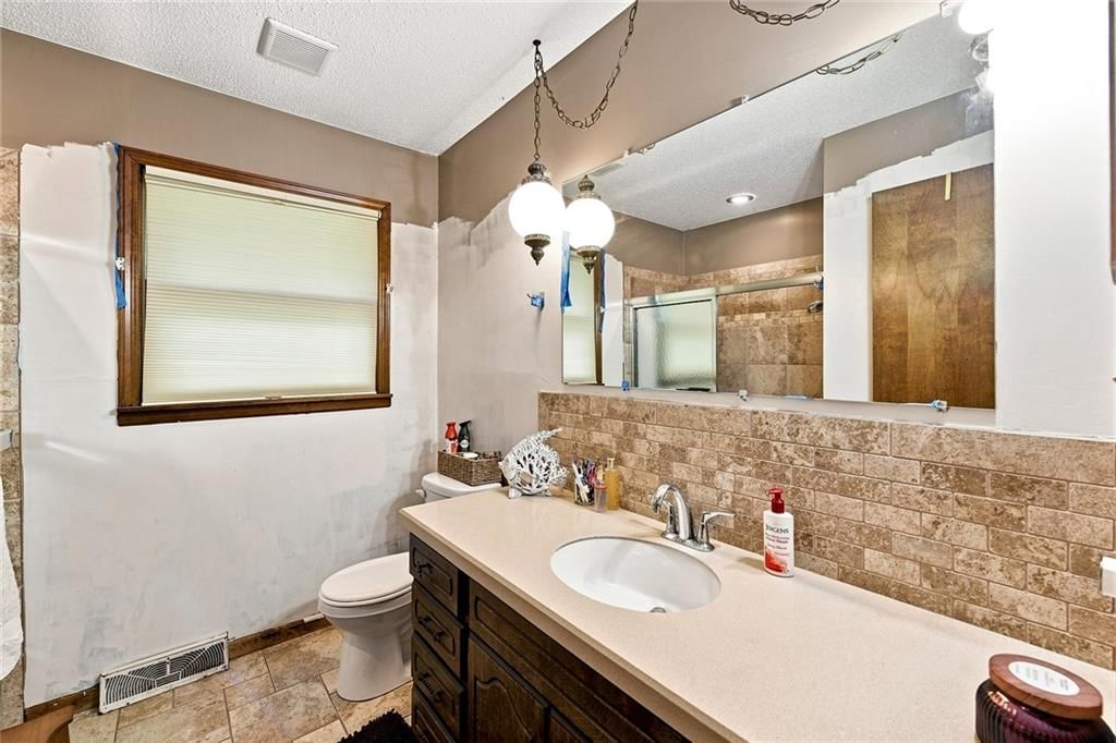 Photo 15 of 27 - 2509 10th Avenue, Leavenworth, KS 66048